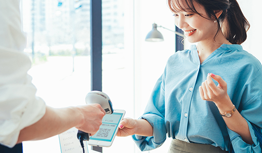 中国どこでもペイを使用する女性