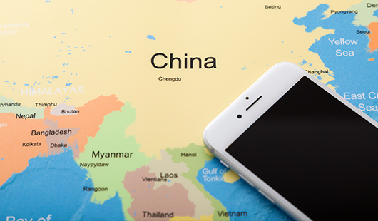 中国の地図の上に置かれたスマートフォン